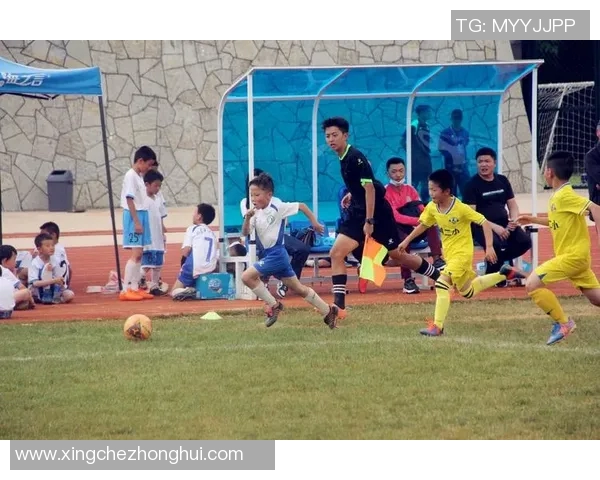 中国小学生足球赛决赛场面堪比职业赛